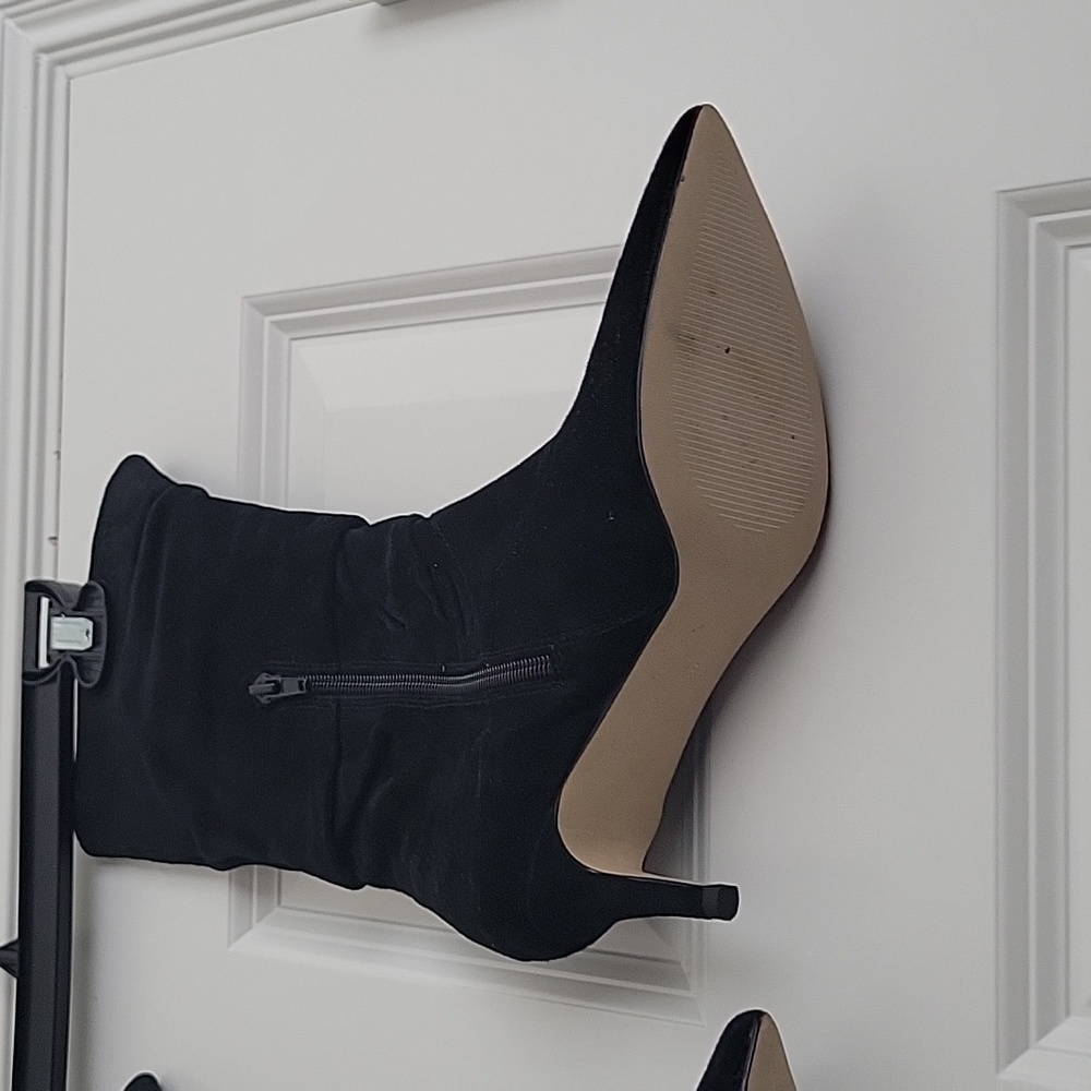 Neiman Marcus velvet shoes heeled - Picture 3 of 8